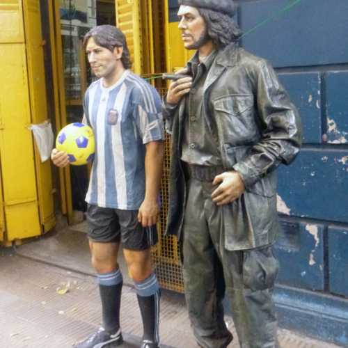 Random Messi with Che' statues
