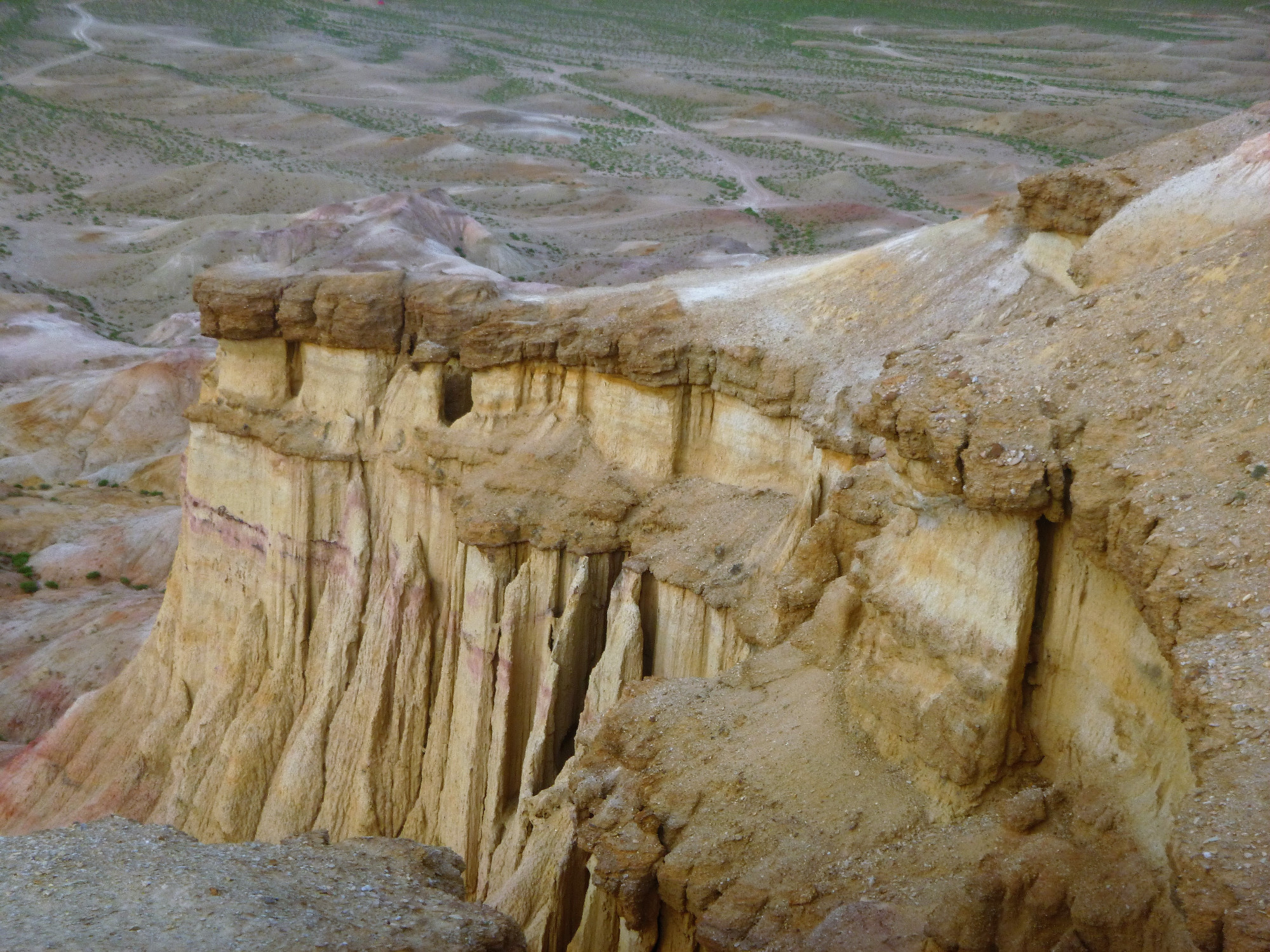 These rocky formations eroded by the wind look like a ruined city if you observe them from a certain distance