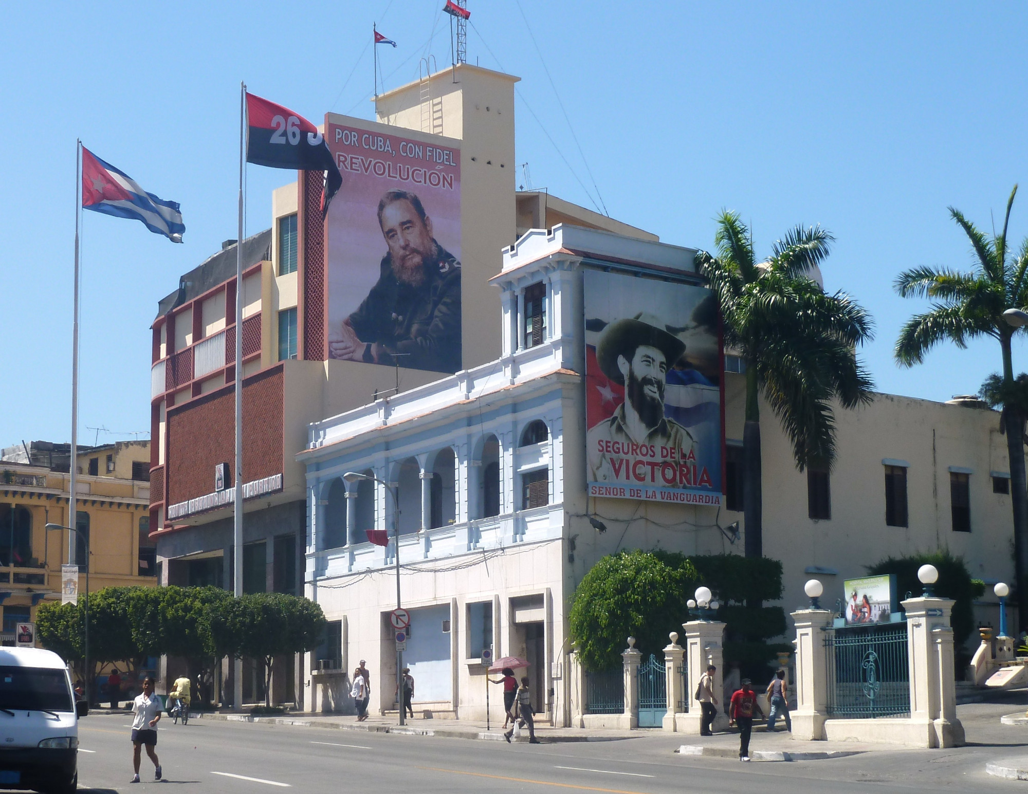 mages of Fidel Castro and Camilo Cienfuegos in the CODESA building 