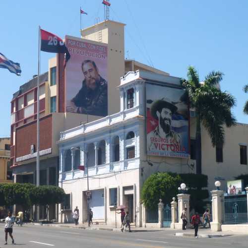 mages of Fidel Castro and Camilo Cienfuegos in the CODESA building 