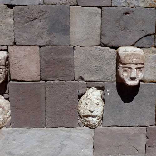 Faces in Templete semisubterráneo