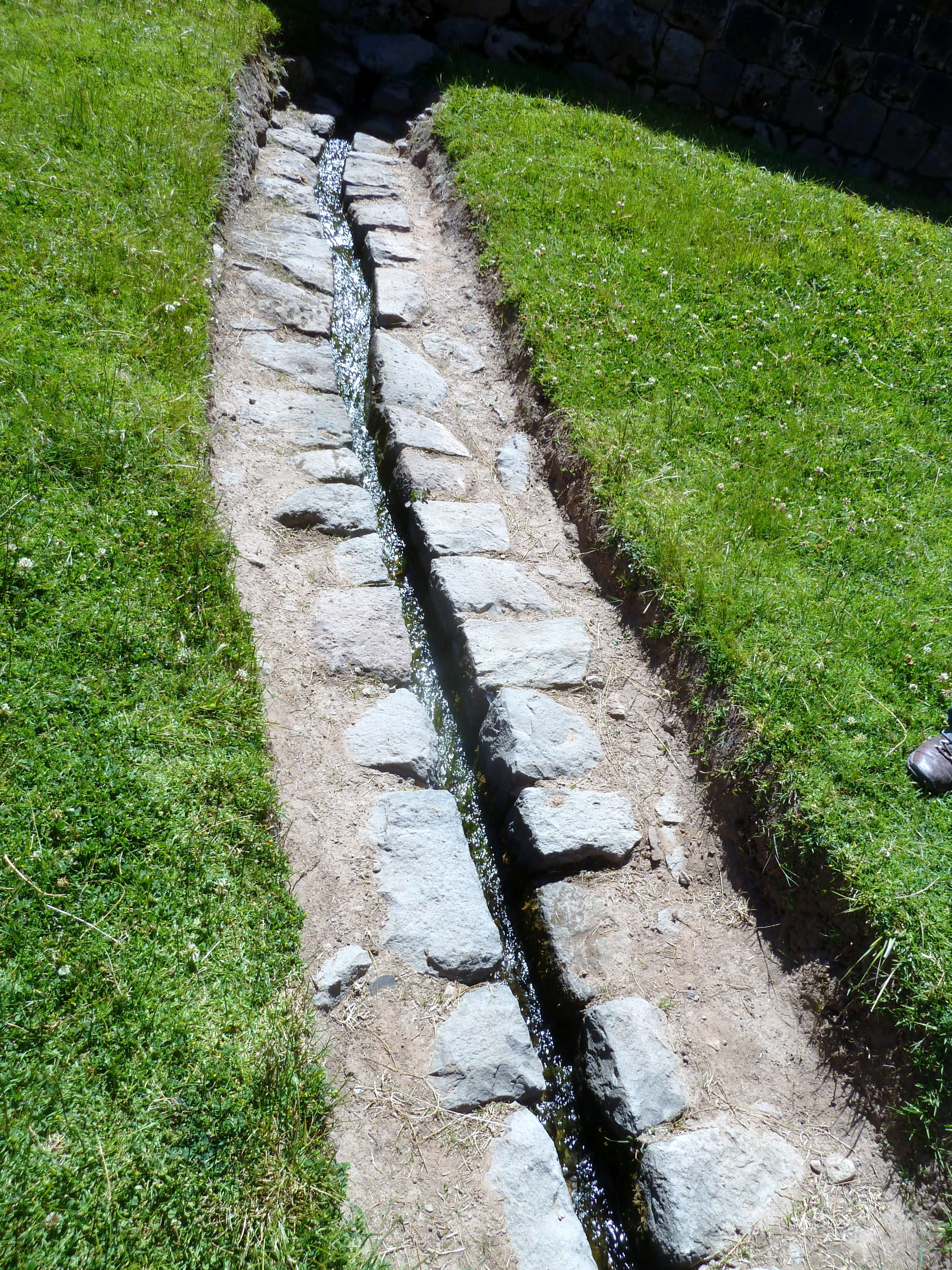 The irrigation system based on canals, fountains and stonework with water drop structures shows that the Incas had an advanced water related technology and were experienced hydraulic engineers