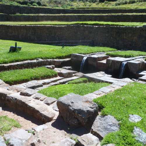 The irrigation system based on canals, fountains and stonework with water drop structures shows that the Incas had an advanced water related technology and were experienced hydraulic engineers