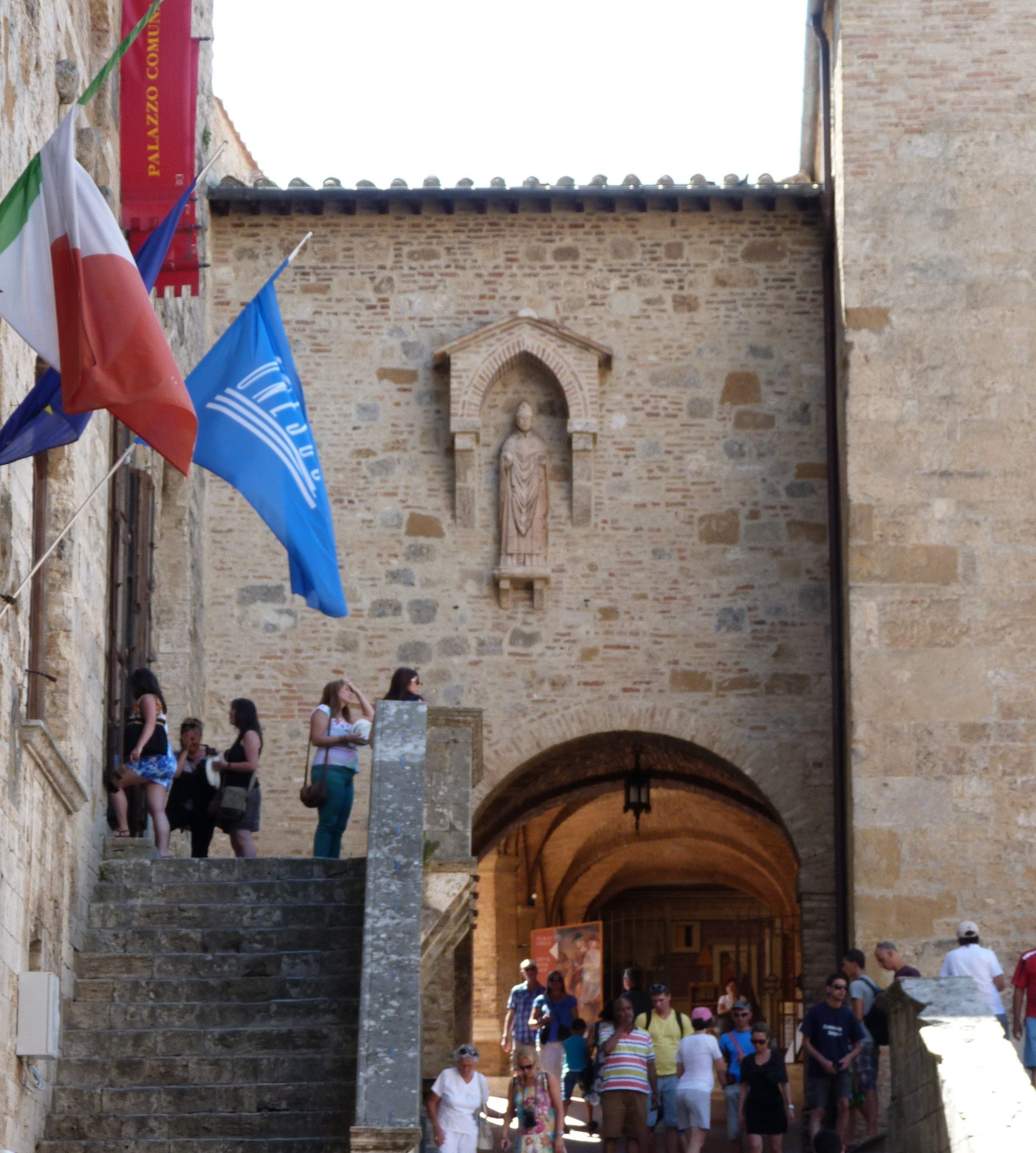 Piazza del Duomo, San Gimignano — stepped ramp near Collegiata di San Gimignano