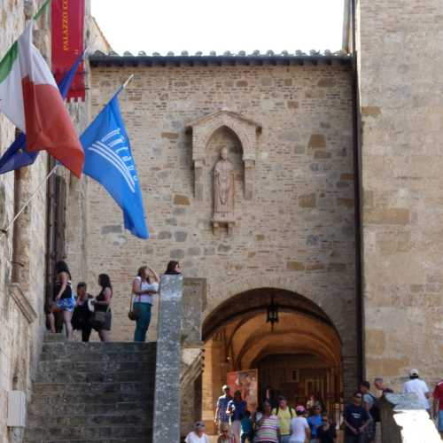 Piazza del Duomo, San Gimignano — stepped ramp near Collegiata di San Gimignano