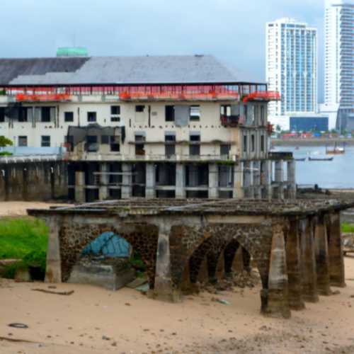 In the foreground is the abandoned ruin of the Club de Clases y Tropas in Casco Viejo