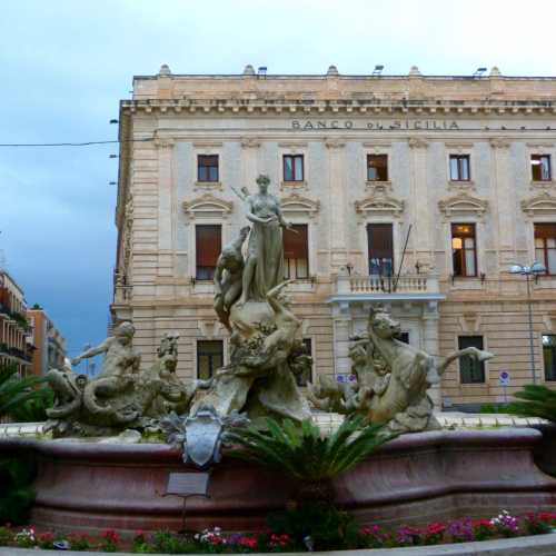 Square of Archimedes Fountain of Diana & Bank of Sicily
