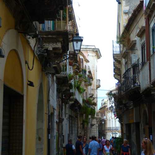 An alley of Ortigia