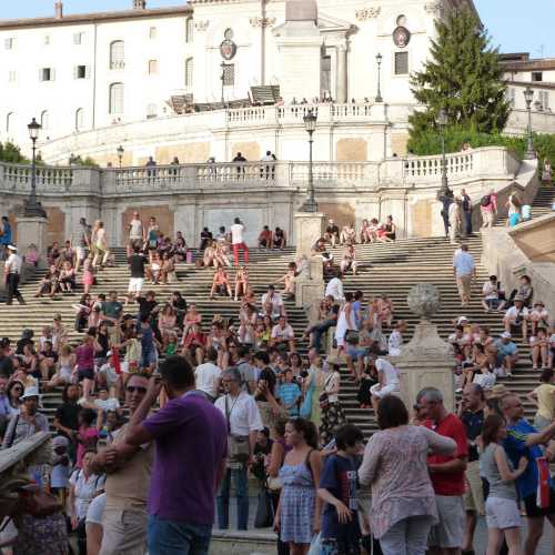 Extremly Busy Spanish Steps
