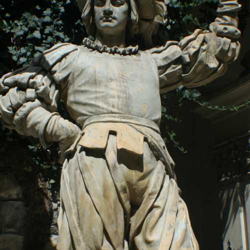 Medieval knight statue in the interior courtyard of Peles castle<br/>

