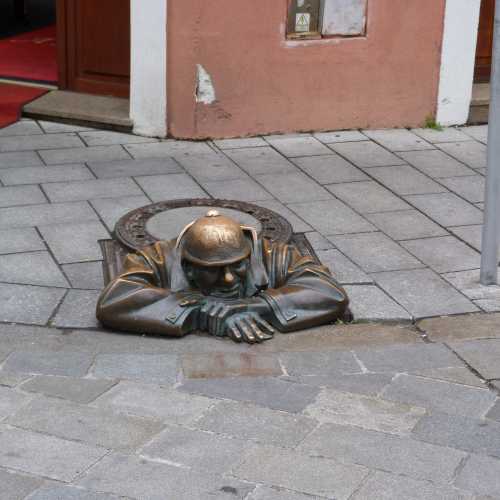 Čumil Man at work statue