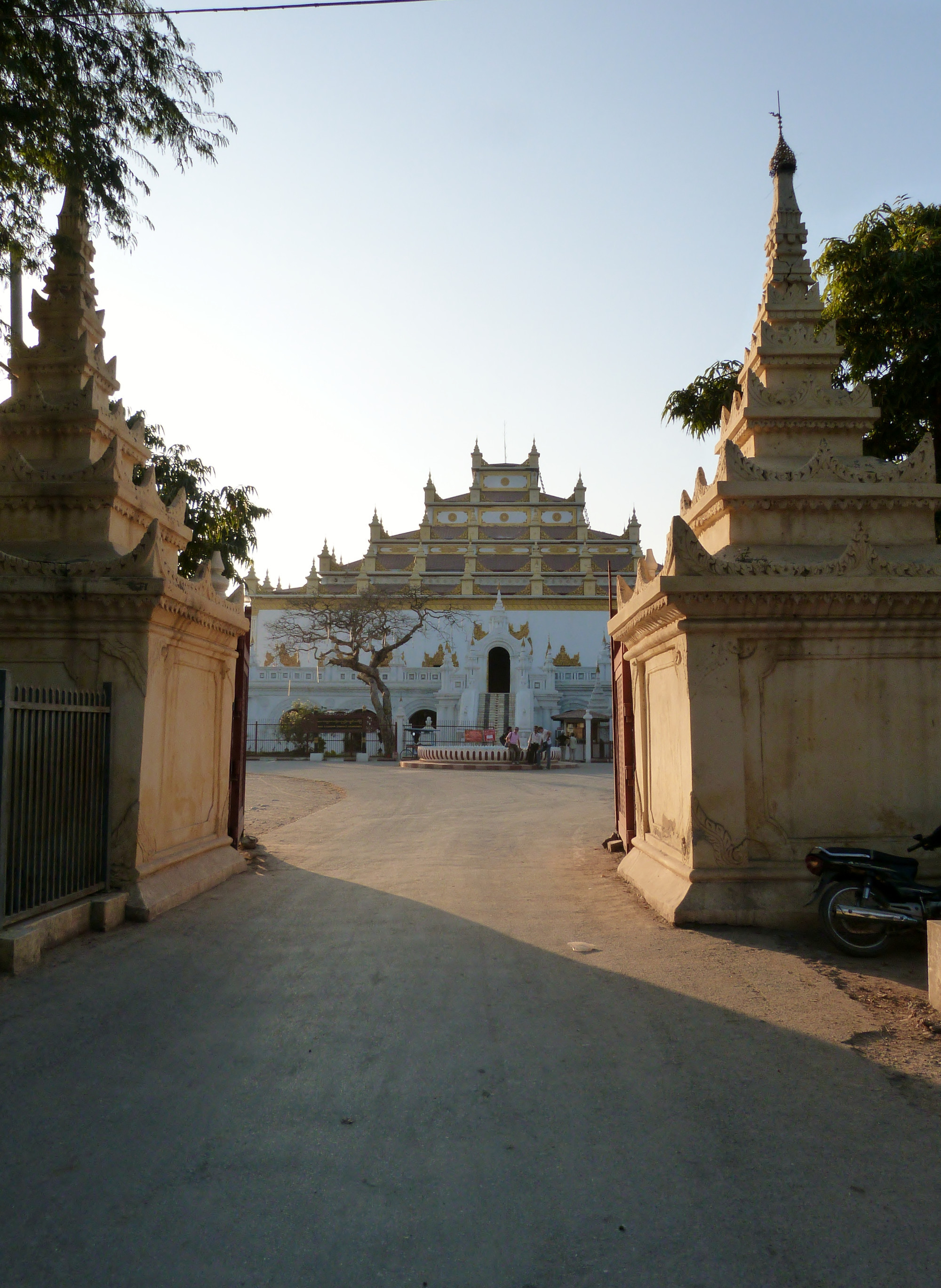 Maha Atulawaiyan (Atumashi) Kyaungdawgyi<br/>
Monastery<br/>
