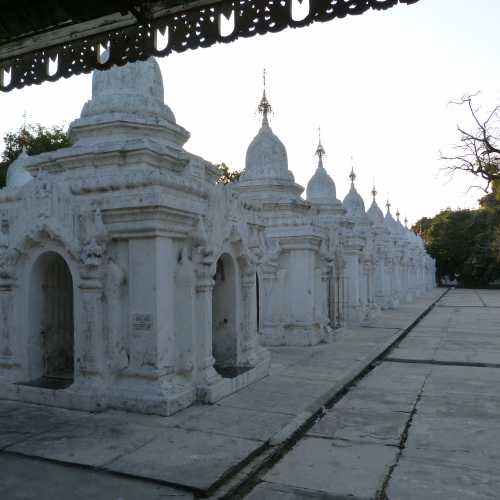Kuthodaw Pagoda line of shrines