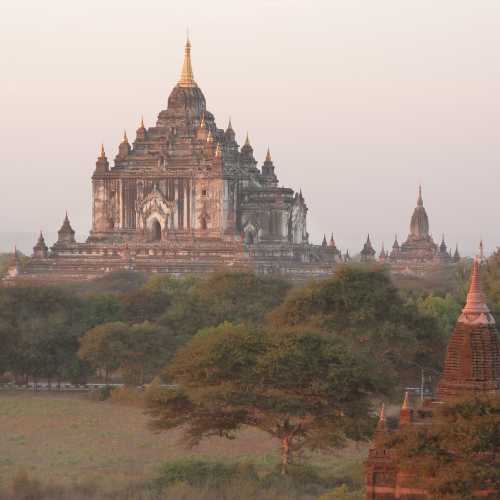 View of Thatbyinnyu Phaya Temple from summit