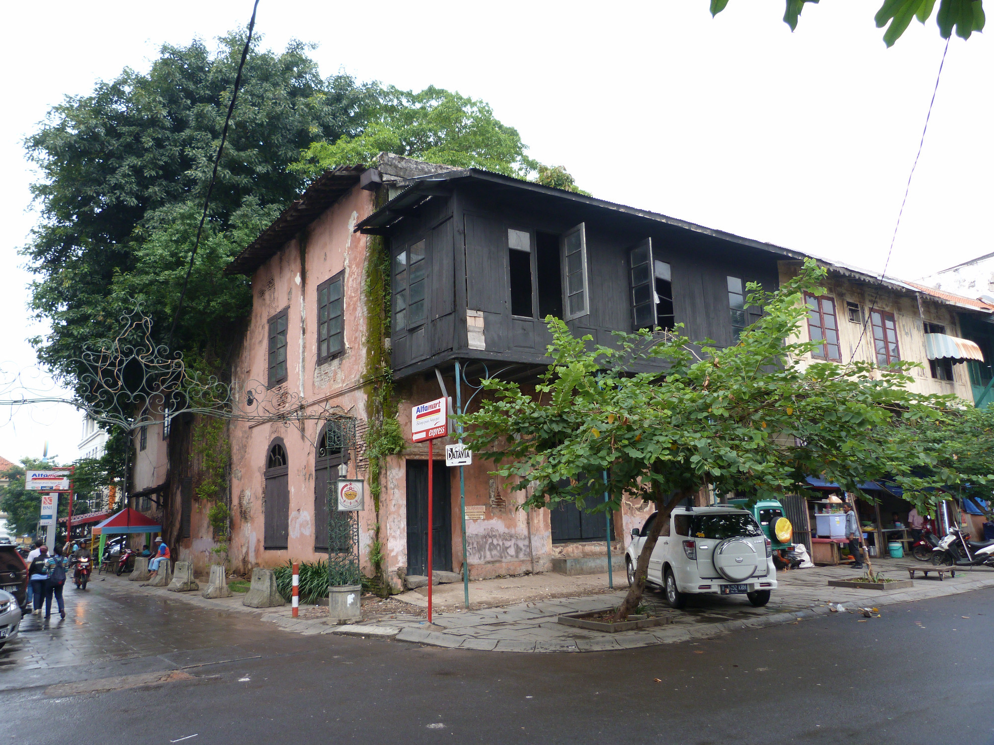 Rumah Akar Kota Tua Dutch Colonial Ol Town