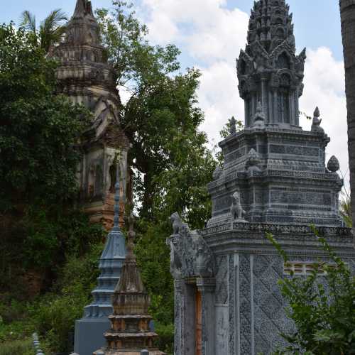 Wat Bay Damram, Cambodia