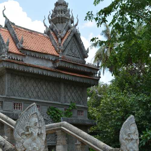 Wat Bay Damram, Cambodia