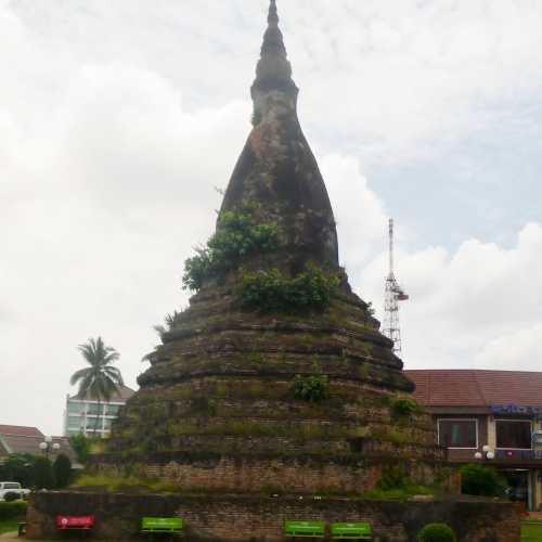 That Dam Stupa