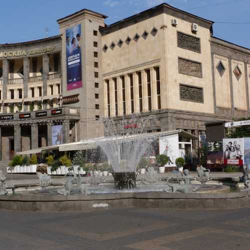 Charles Aznavour square, Армения