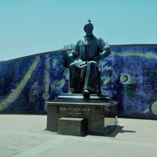 Statue de Mirzo Ulugbek