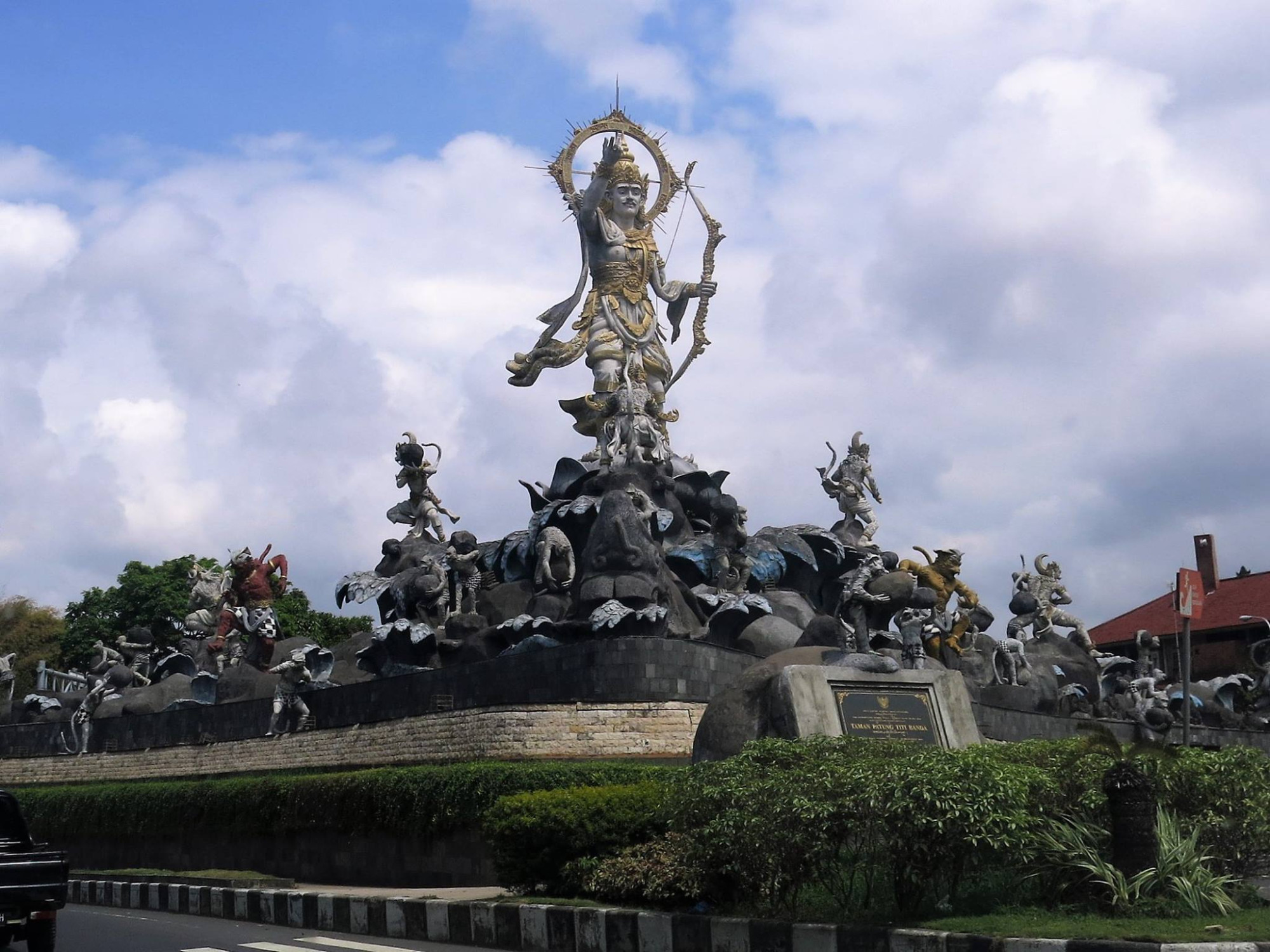 Patung Titi Banda Sculpture