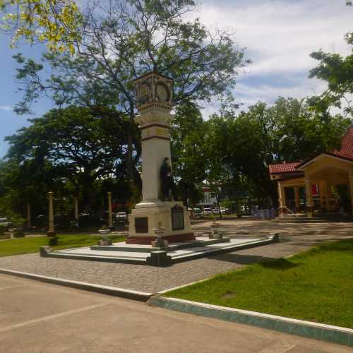 Jose Riza Quezon Park monument