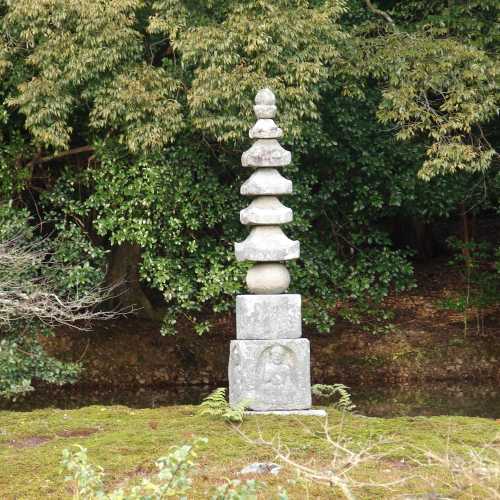 White Snake Pagoda (Hakuja-no-Tsuka) 