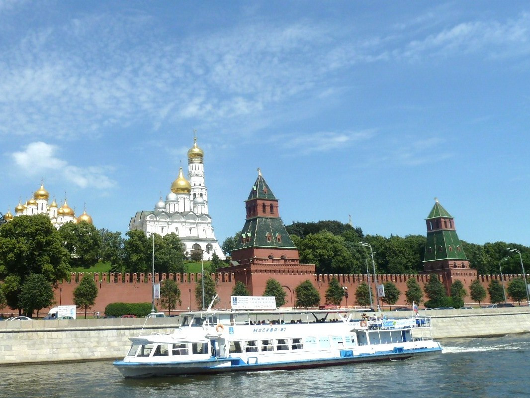 Kremlin Embankment and cruiseship