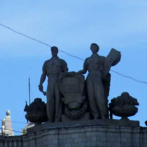 Kotelnicheskaya Naberezhnaya Statues on Roof