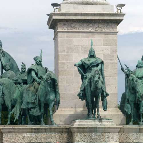Equestrian statues of Seven Hungarian Chieftains Leader