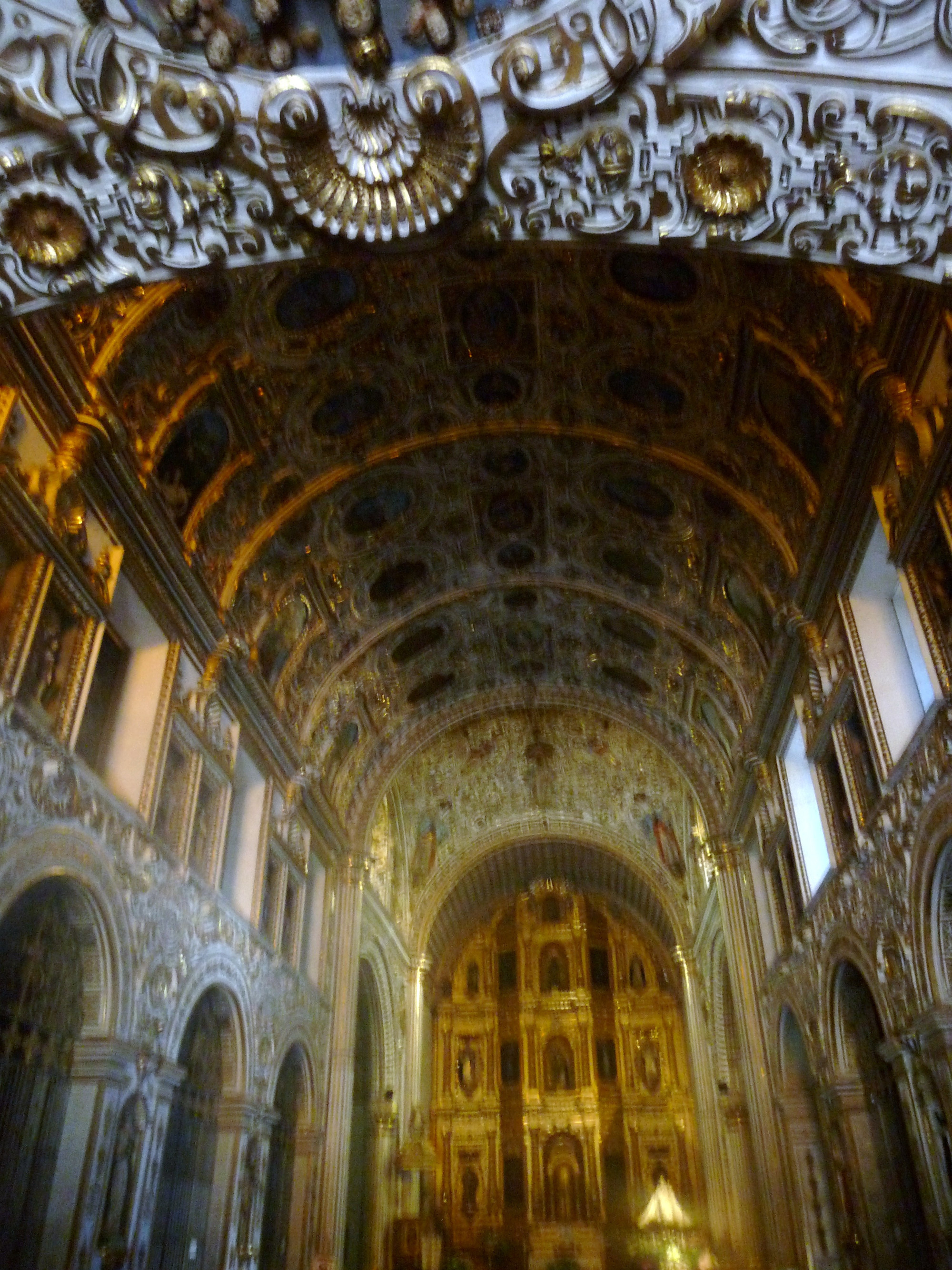 Ornate interior Altar Santo Domingo de Guzman Church