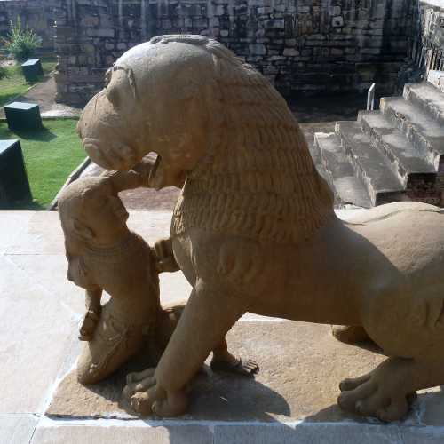 Lion statues, Devi Jagadambi Temple
