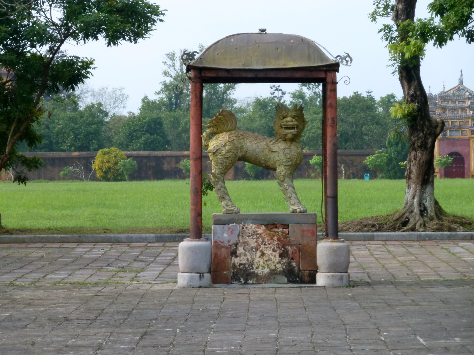 (Wolf ?) sculpture in the imperial city