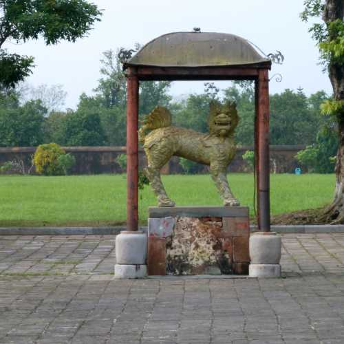(Wolf ?) sculpture in the imperial city