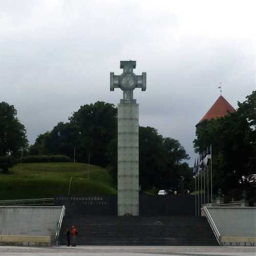 Glass pillar & cross erected in 2009 to memorialize Estonia's 1918–1920 War of Independence.<br/>
<br/>
