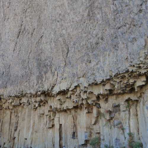 Overhanging Cliffs, United States