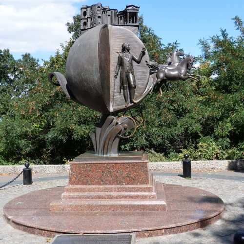 A bronze scuplture dedicated to a very popular Odessa's legend