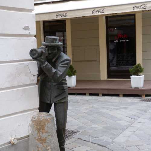 Paparazzi Statue outside resteraunt and cocktail bar