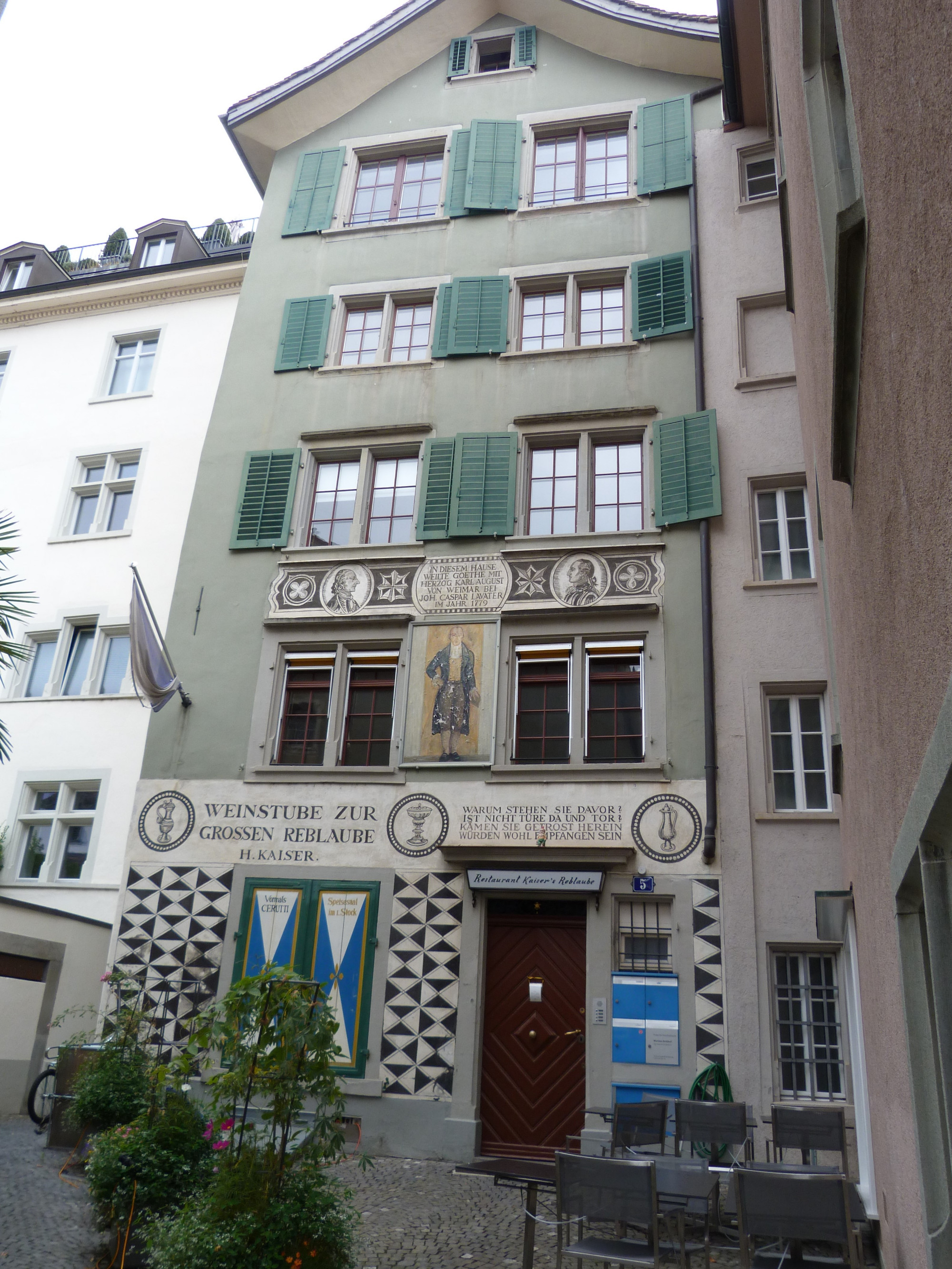 Kaiser's Reblaube building nearby on Glockengasse