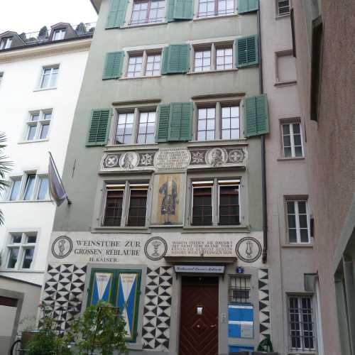 Kaiser's Reblaube building nearby on Glockengasse