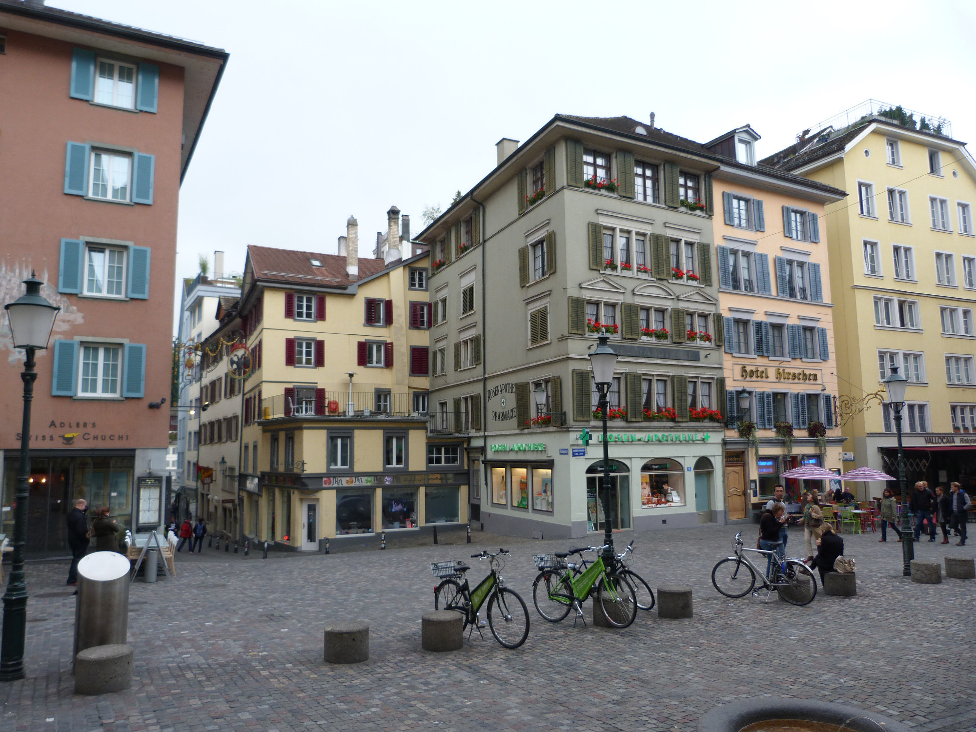 Bustling square on Niederdorfstrasse. Altstadt (Old Town