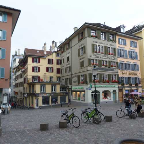 Bustling square on Niederdorfstrasse. Altstadt (Old Town