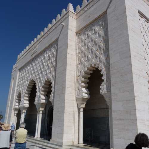 Royal family mausoleum & mosque known for its ornate Alaouite architecture & green tiled roof.
