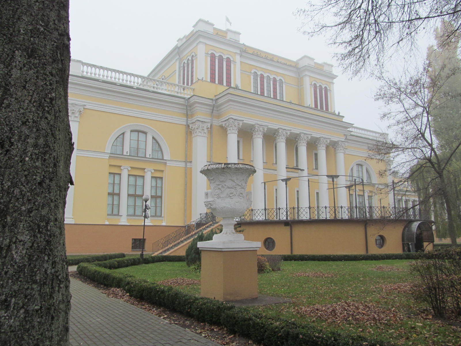 Фото румянцевы паскевичи. Дворец Румянцевых - Паскевичей. Гомель дворец Паскевичей старые. Румянцевский дворец Беларусь. Усыпальница Паскевичей в Гомеле.