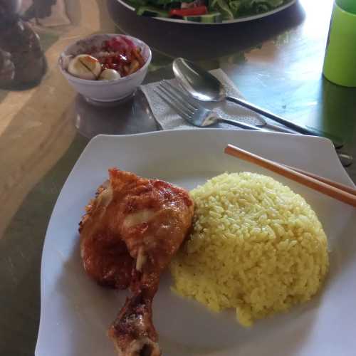 Жареная курица с рисом и зеленью