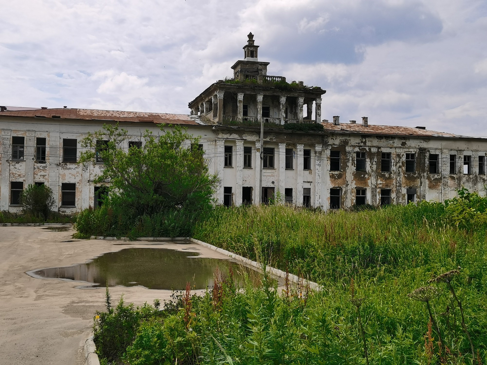 В советское время в здании размещалось Южно-Сахалинское отделение Тихоокеанского института рыбного хозяйства<br/>
На фото – остатки этого здания, сейчас.