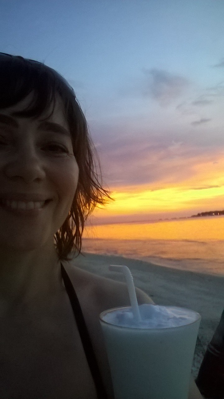 Бесподобный закат на пляже с кокосовым коктейлем