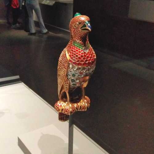 Сокол — один из символов Катара, украшенный драгоценными камнями