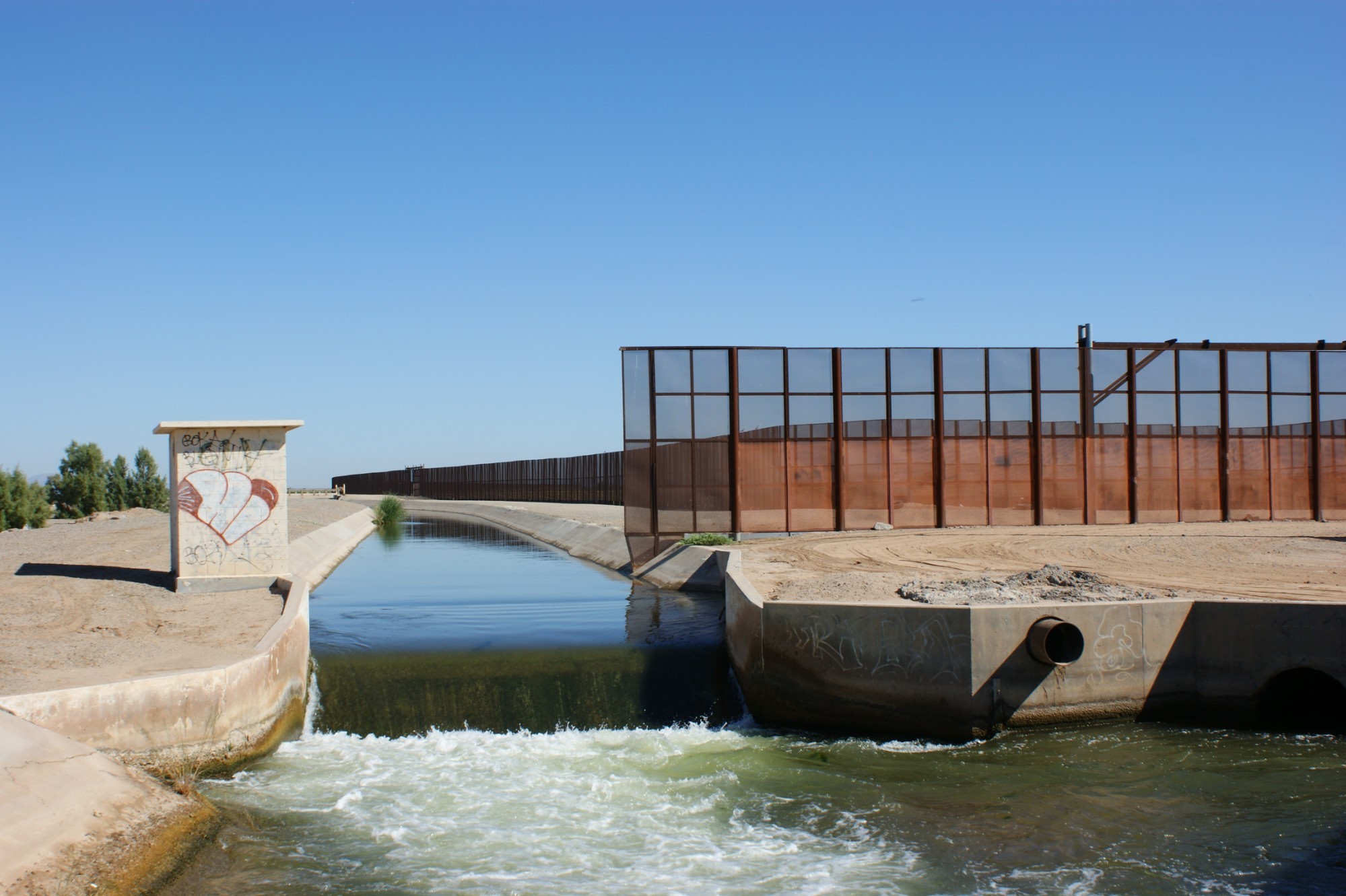 сброс коллекторных вод из США в Мексику за забором территории США