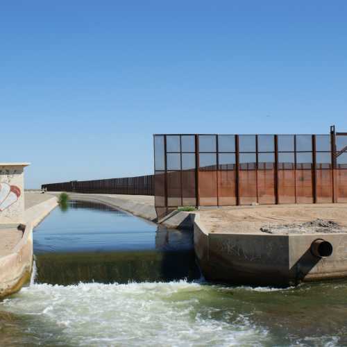 сброс коллекторных вод из США в Мексику за забором территории США